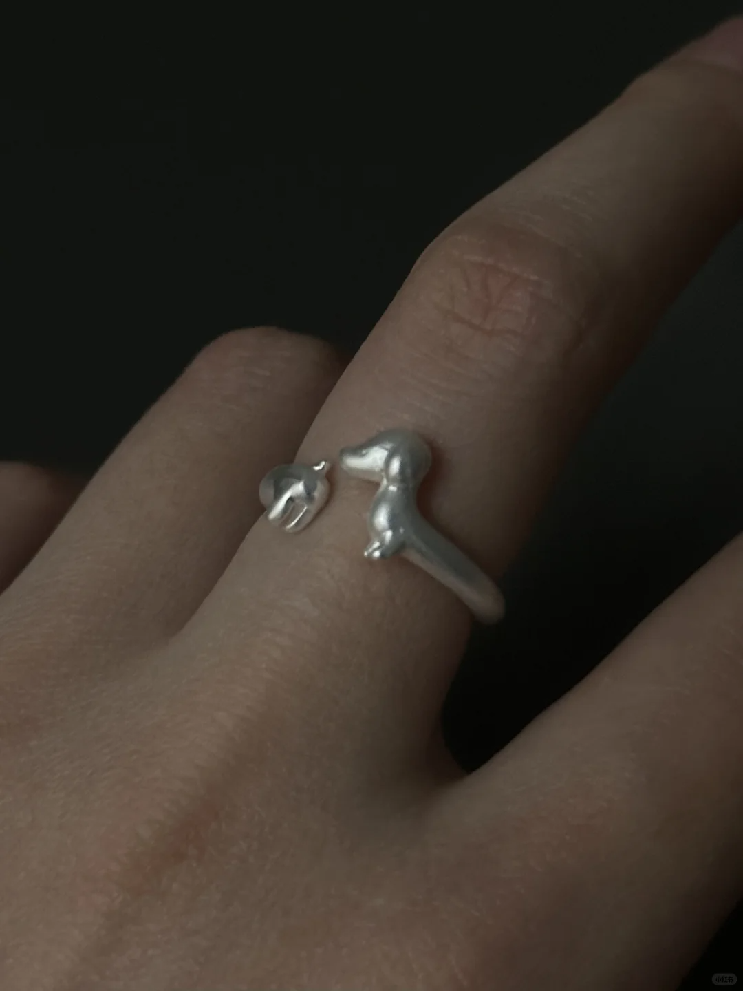 Verstellbarer Ring mit süßem Dackel aus Silber