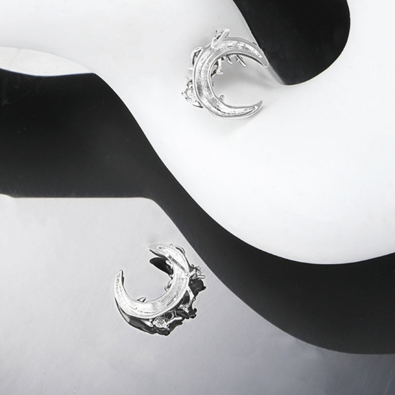 Ohrstecker im Gothic-Stil mit rotem Mond und leuchtendem Stern