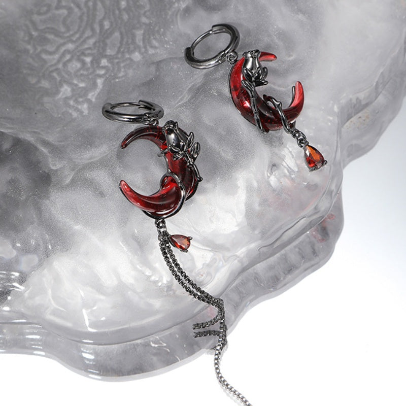 Asymmetrische Creolen mit dunkelrotem Halbmond und schwarzer Rose