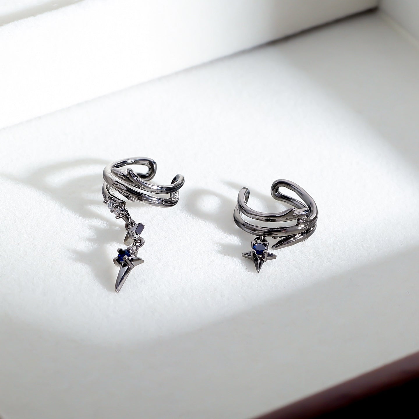 Dunkelschwarzer Unisex-Ohrring „Thorns Star“ (kein Ohrlochstechen)