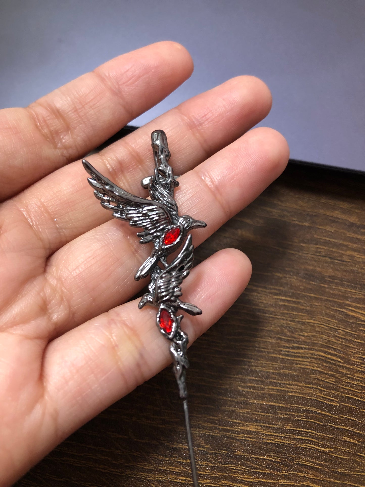 Schwarzer Rabe, Roter Strass-Ohrring