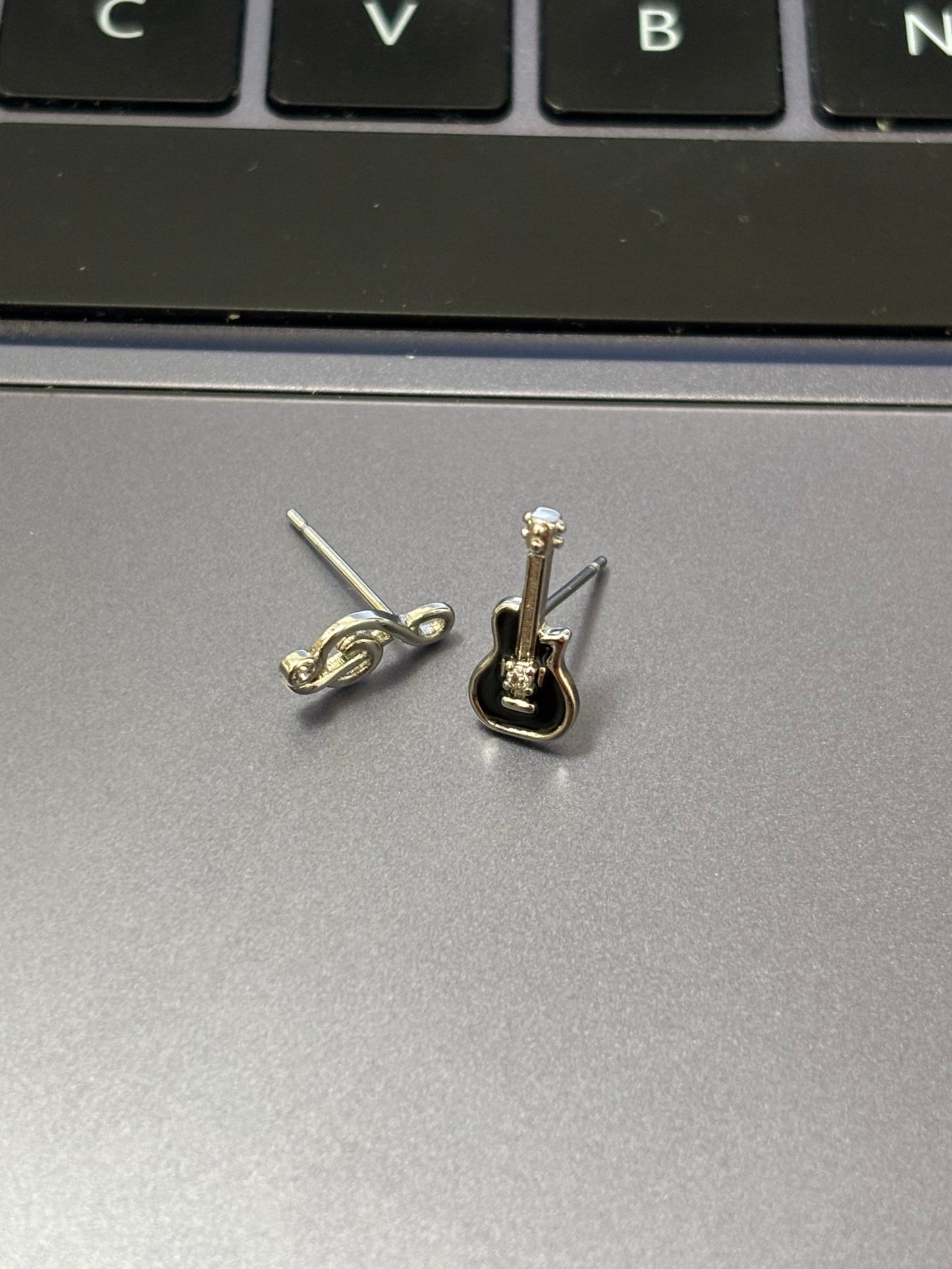 Guitar Musical Note 🎶Asymmetrical Ear Studs
