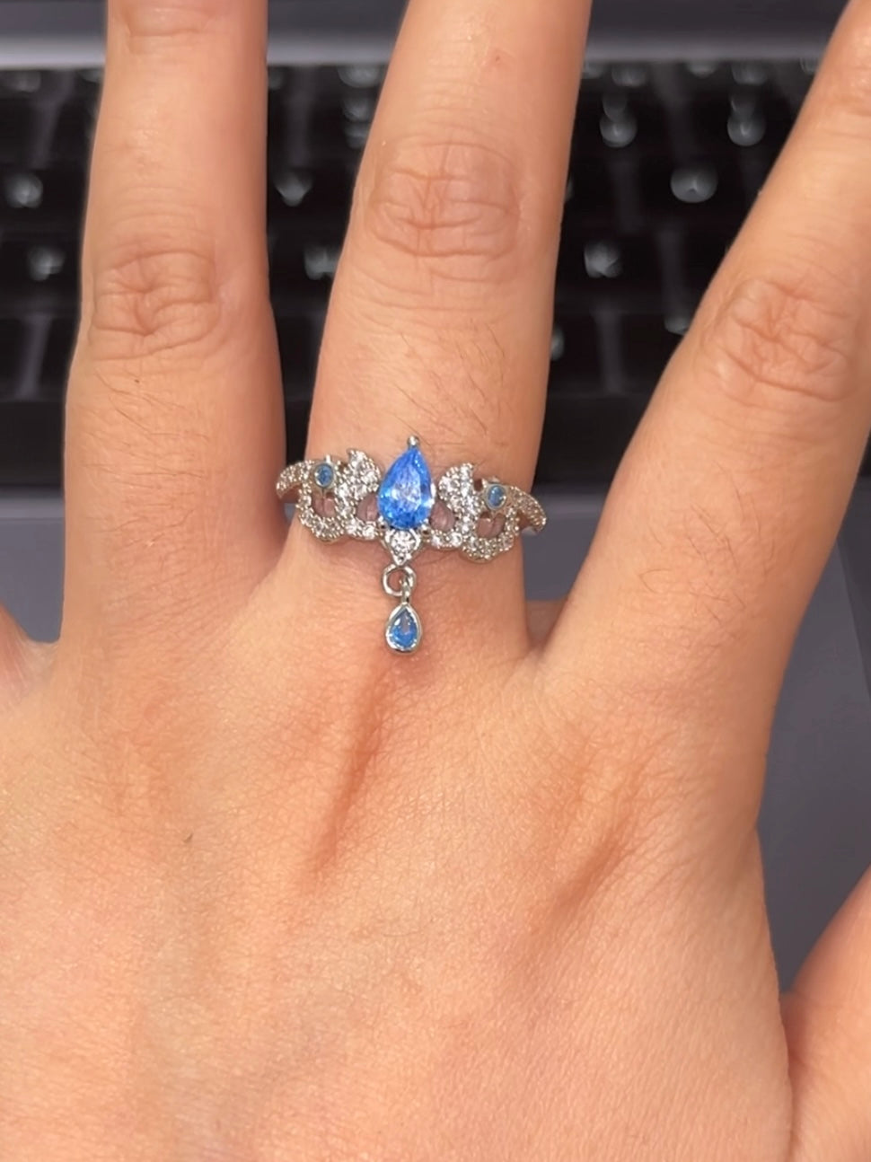 Designer-Focalors-Ring mit blauem Strass