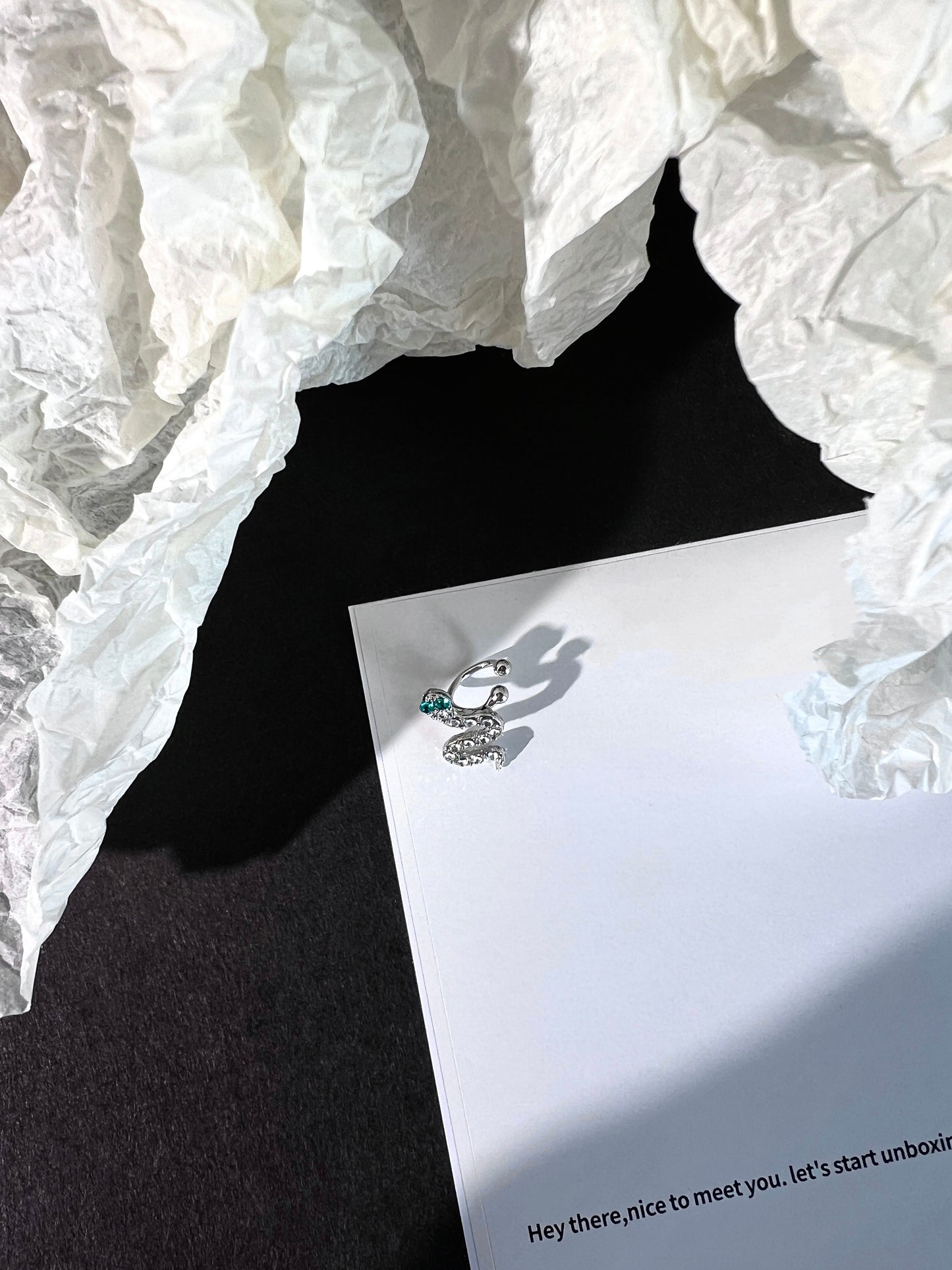 Kleine süße Ohrmanschette mit glänzendem Strasssteinchen in Schlangenform (einzeln)