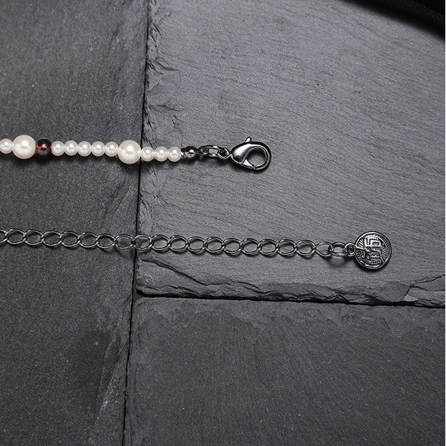 Gothic Girl Schwarze Krone Herz Weiße Perlenkette