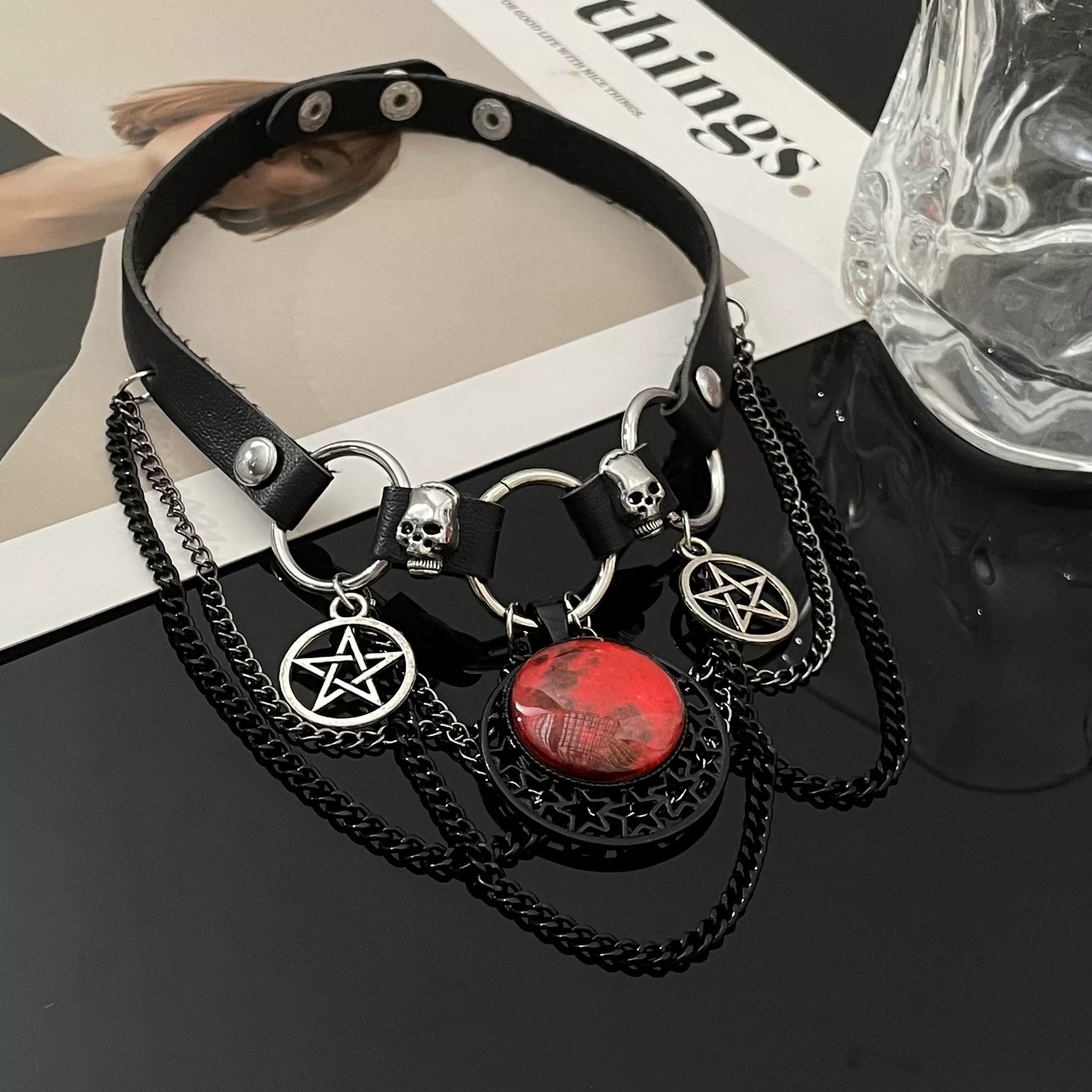 Ras-de-cou gothique en cuir avec pendentifs glands, crâne sombre, lune rouge et étoile