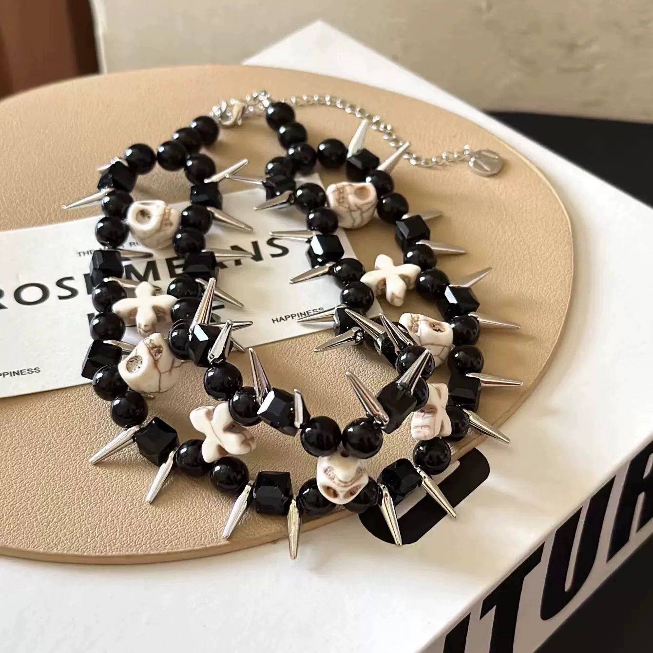 Ras du cou perles noires rivet crâne gothique