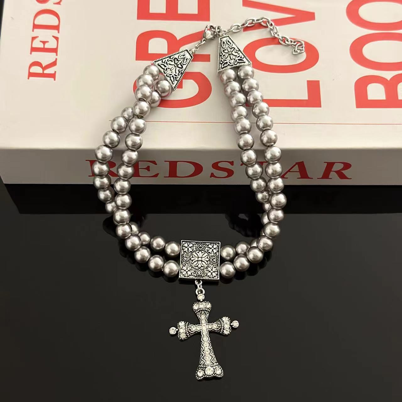 Collier ras de cou vintage en perles à double rangée Silver Cross