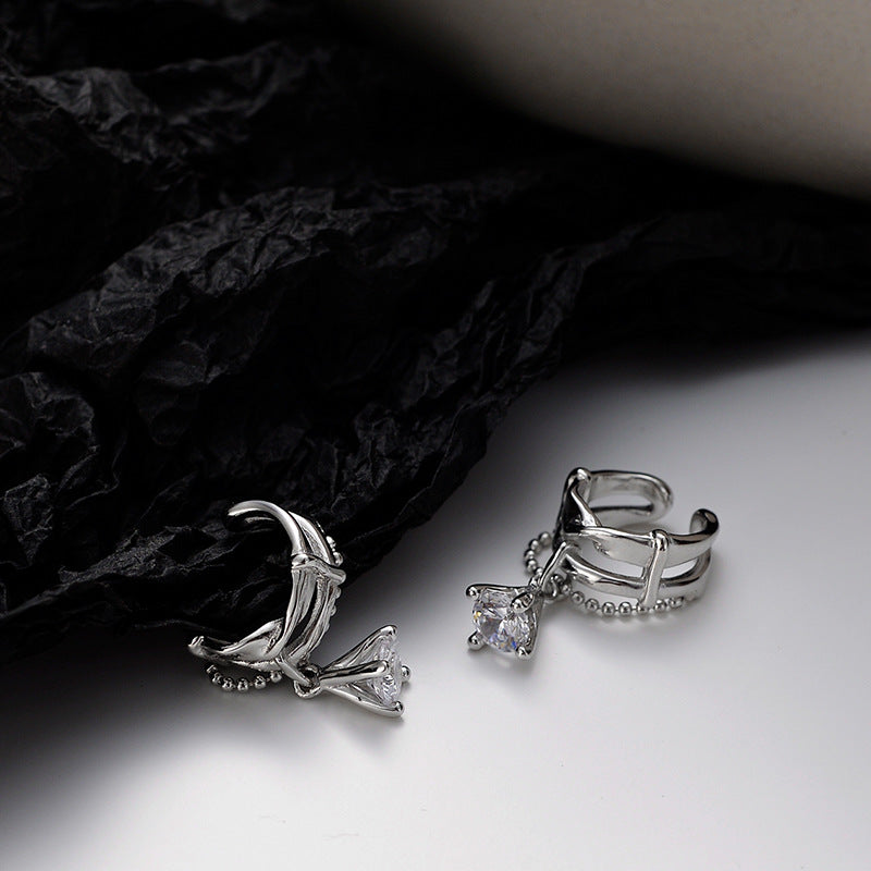 Wunderschöner Ohrring aus S925er Silber mit glänzenden Strasssteinen (einzeln)