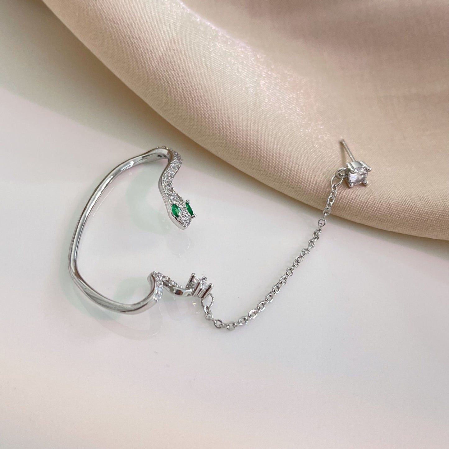 Hochwertiges Nischendesign für Damen, schicke Slytherin-Schlangenohrmanschette