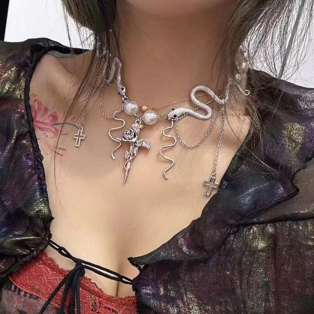 Collier Y2K gothique avec double serpent, croix et perles