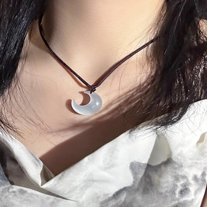 Collier femme romantique pendentif lune opale