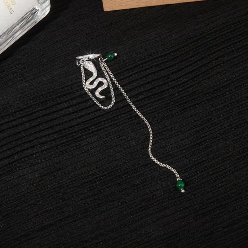 Schicke Ohrmanschette mit Strasssteinen und Schlangenquaste