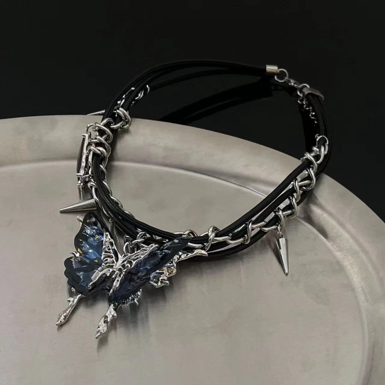 Collier ras du cou Y2K chic avec papillon foncé et rivets