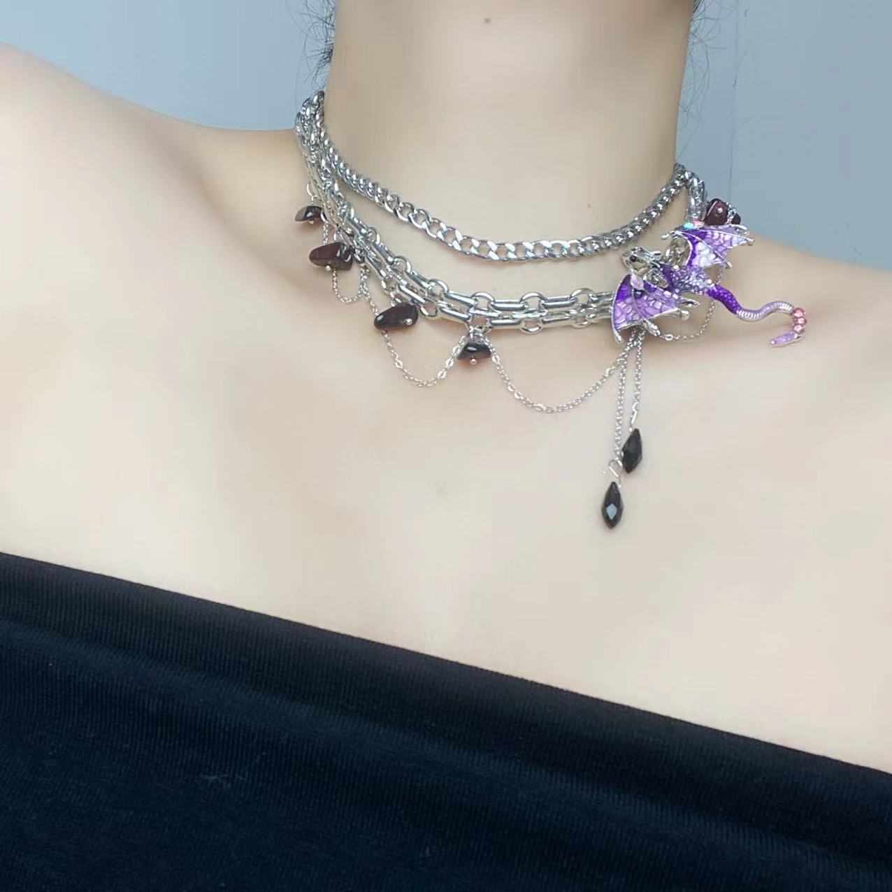 Collier ras de cou chic double rang avec pendentif dragon violet à strass