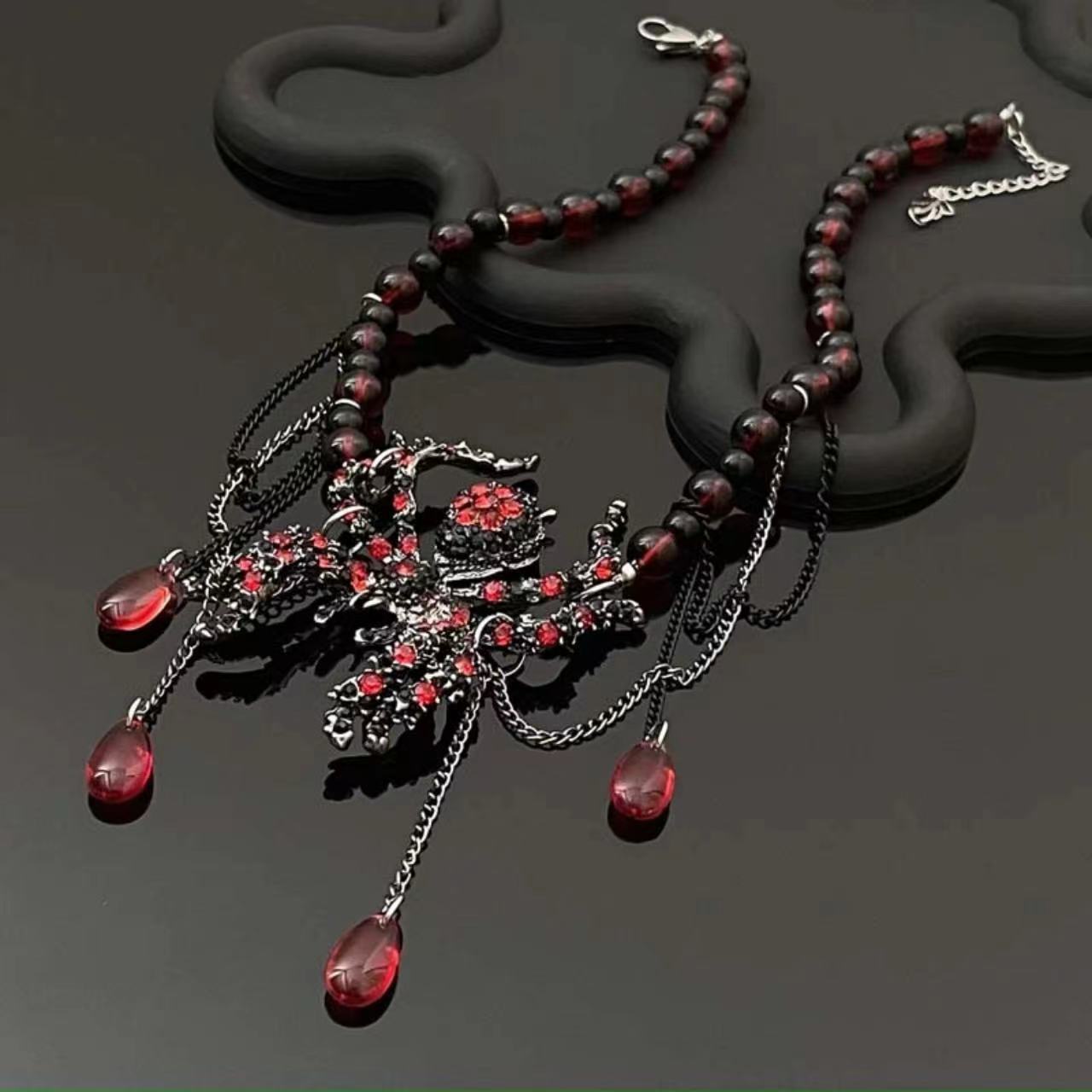 Collier pour femmes Punk Gothique Chic Perles Araignée Rouge