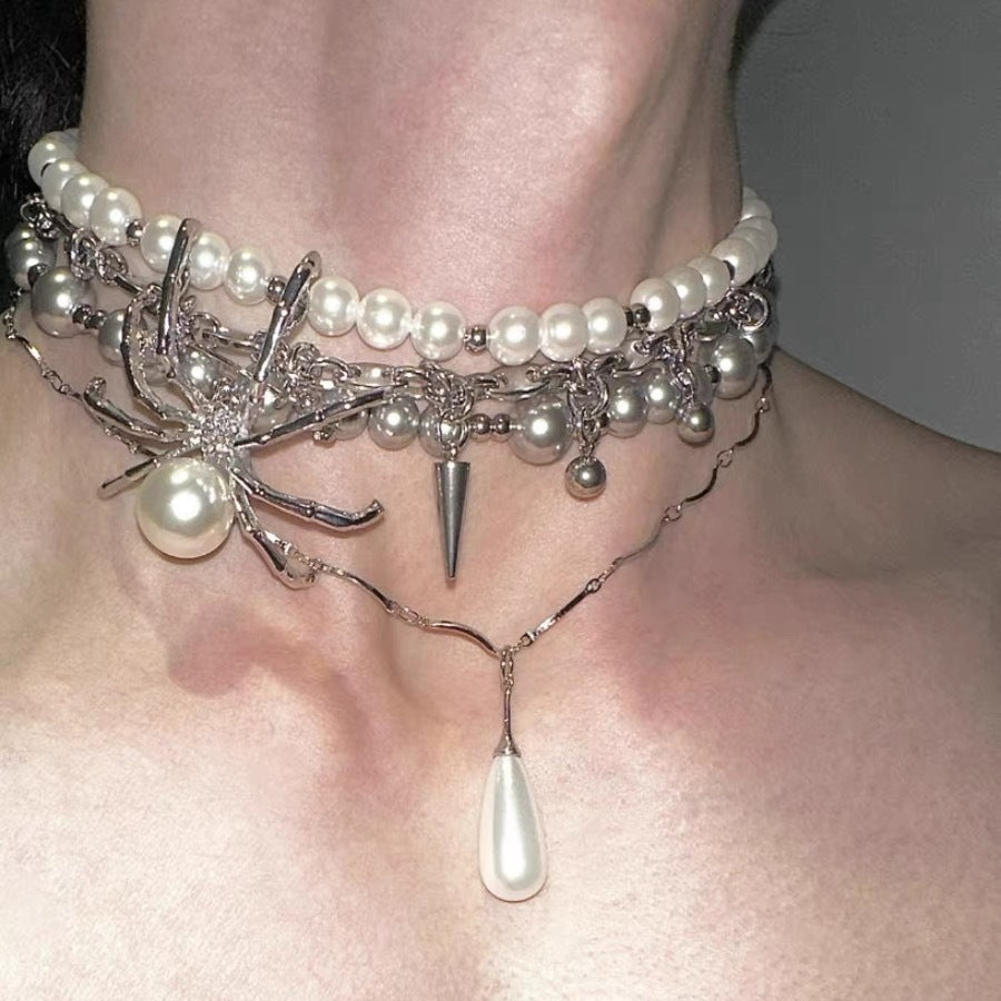 Spicy Girl – Halsband mit weißen Spinnenperlen