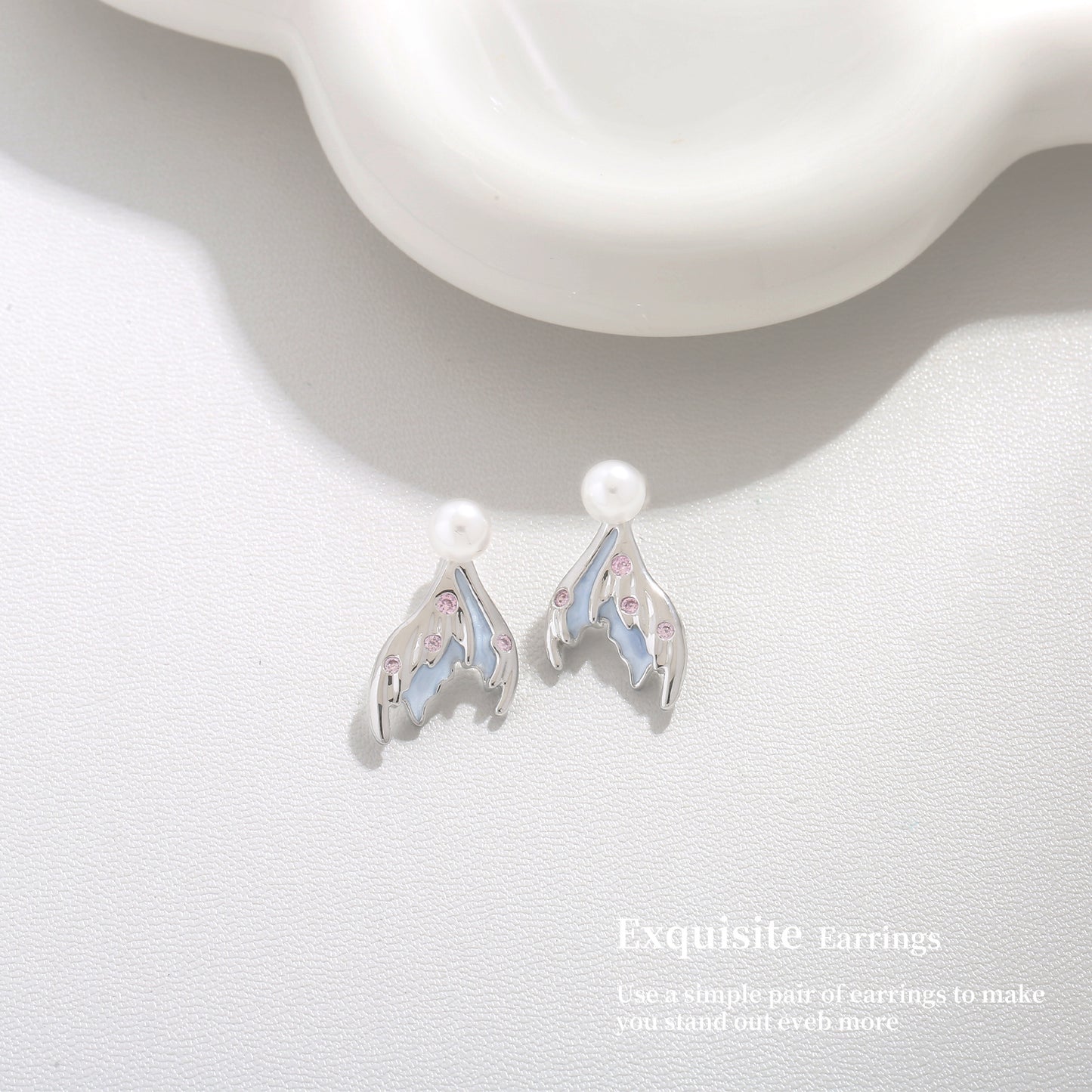 Rafayel – Ohrstecker mit blauem Fischschwanz und weißer Perle