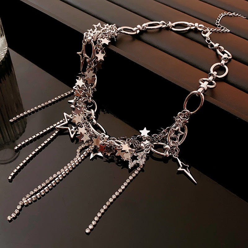 Collier à pampilles en sequins ajourés étoile et diamant style Années 2000