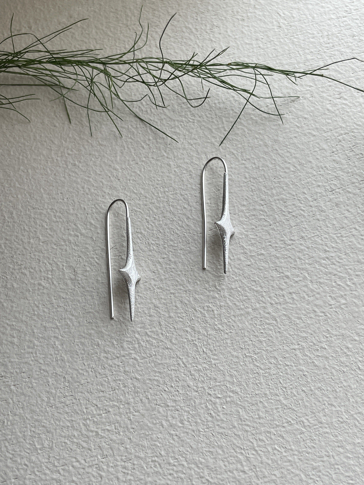 Designer-Ohrhänger mit Stern-Anhänger in Silber