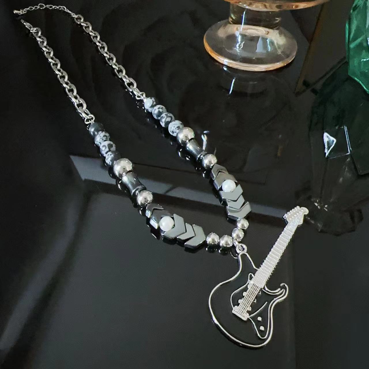 Designer-Gitarren-Halsband im Gothic-Stil