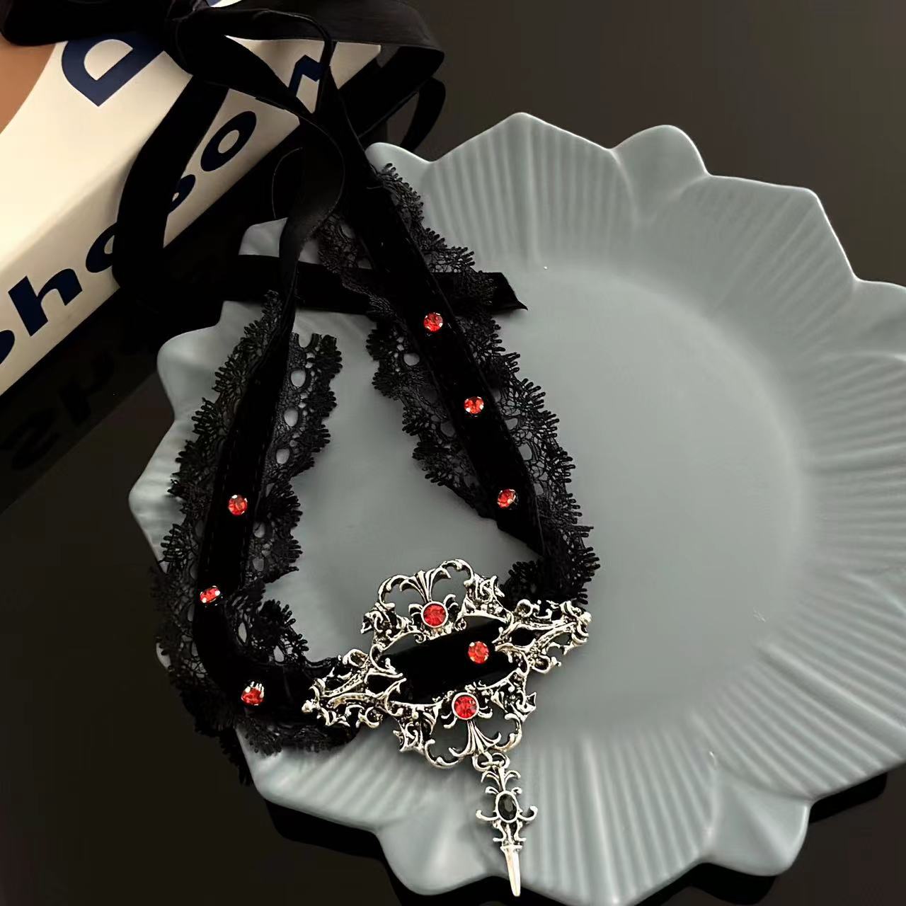 Tour de cou ras du cou gothique punk en velours noir et strass rouges