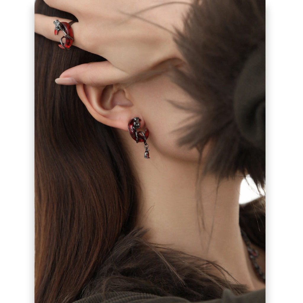 Ohrstecker „Dunkelroter Halbmond & schwarze Rose“