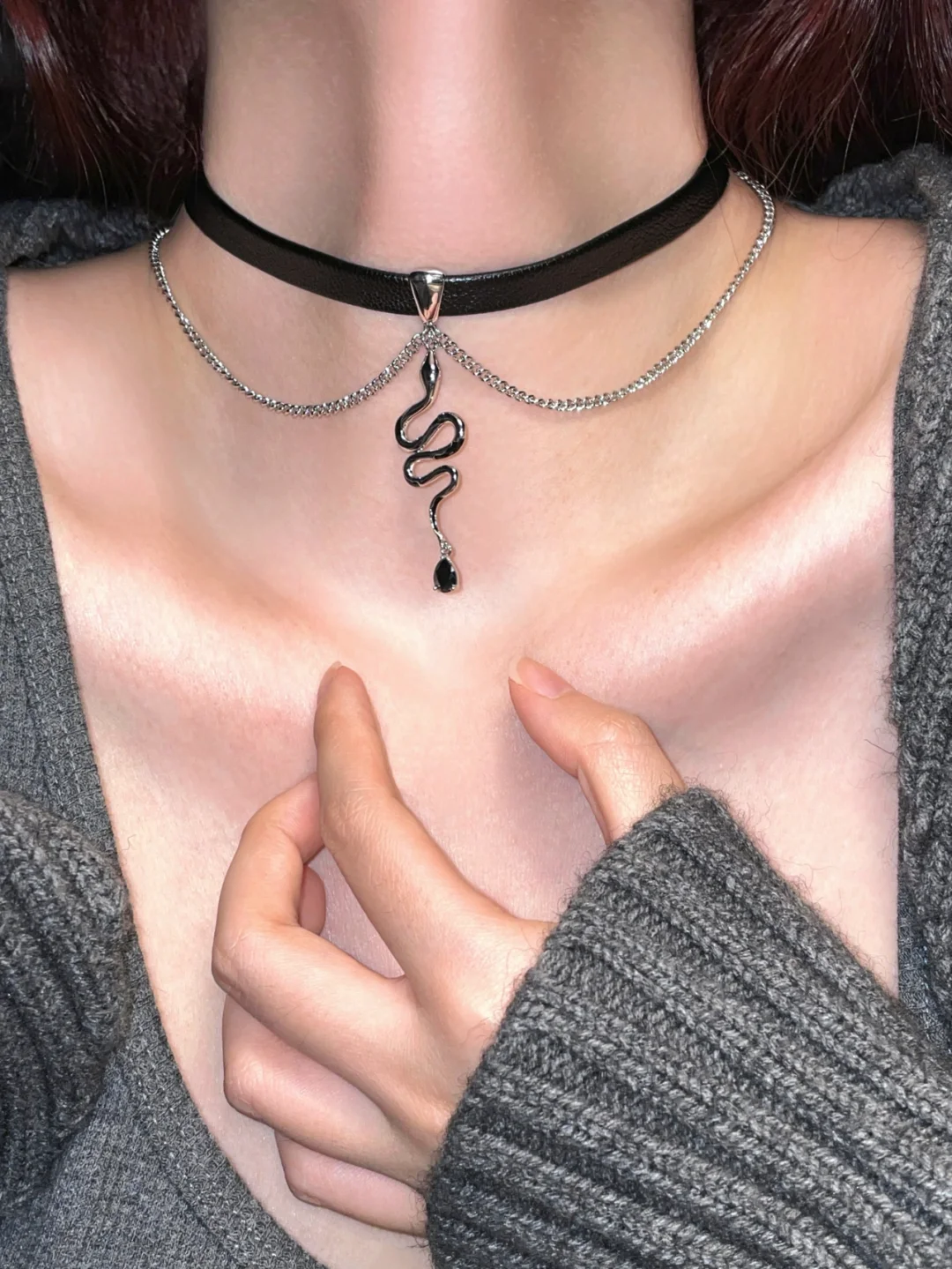 Schicke schwarze Chokerhalskette mit Schlangen-Quaste