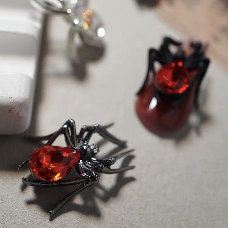 Designer-Ohrstecker mit Spinnenmotiv im Gothic-Stil
