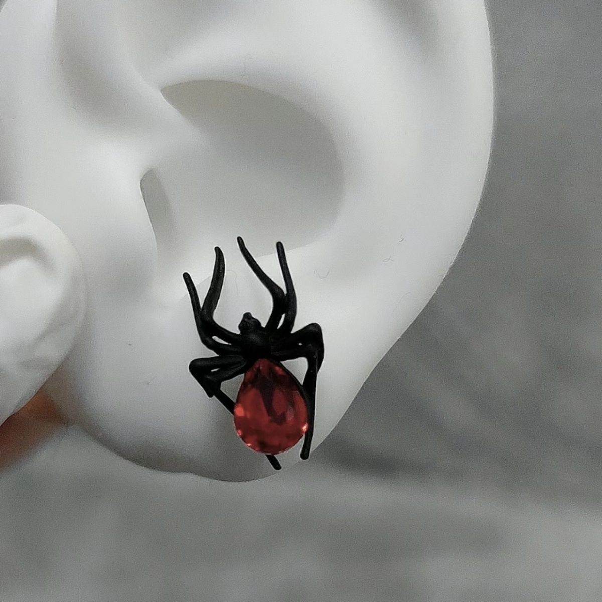 Designer-Ohrstecker mit Spinnenmotiv im Gothic-Stil
