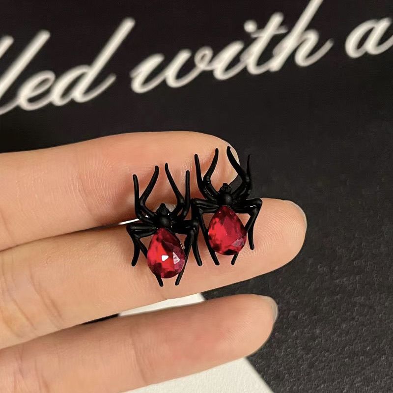 Designer-Ohrstecker mit Spinnenmotiv im Gothic-Stil