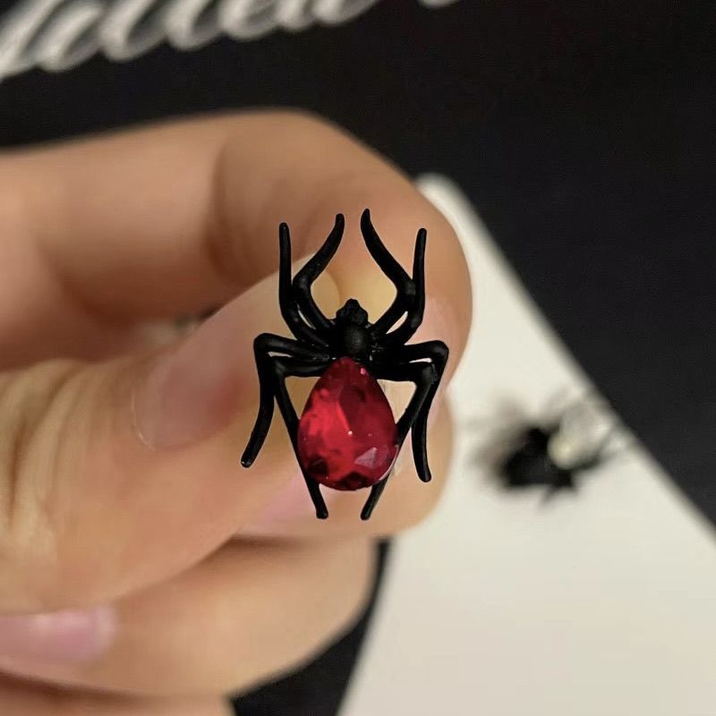 Designer-Ohrstecker mit Spinnenmotiv im Gothic-Stil