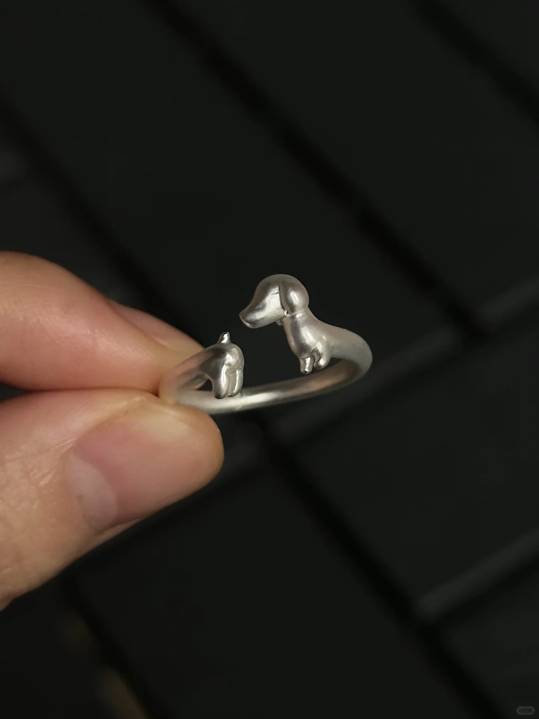 Verstellbarer Ring mit süßem Dackel aus Silber