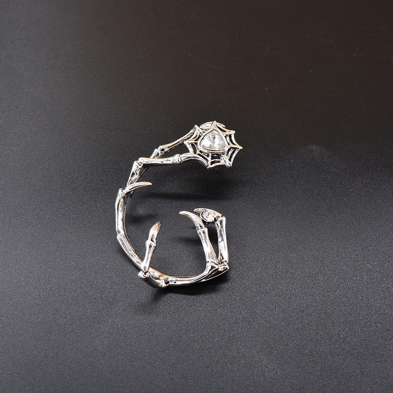 Ohrmanschette im Punk-Stil mit Teufelskralle und Spinnennetz