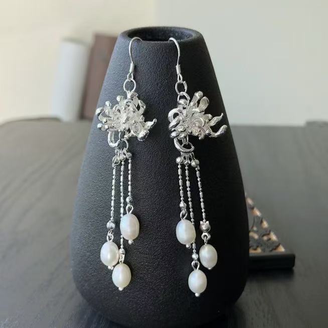 Spider Lily Tassel Hook Earrings for Blade
