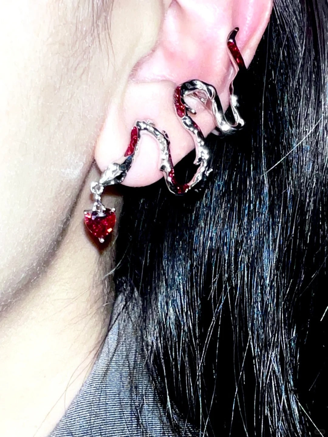 Designer-Ohrstecker mit roten Schlangen-Strasssteinen