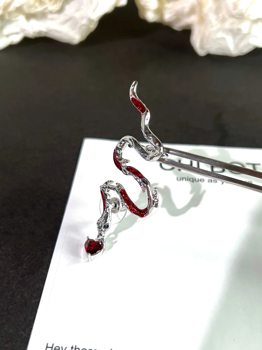 Designer-Ohrstecker mit roten Schlangen-Strasssteinen