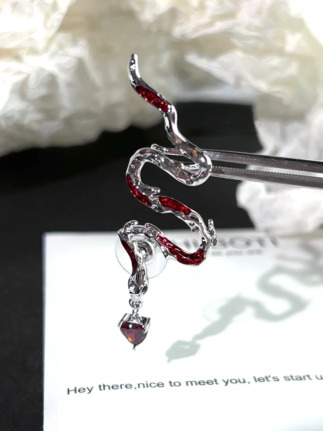 Designer-Ohrstecker mit roten Schlangen-Strasssteinen