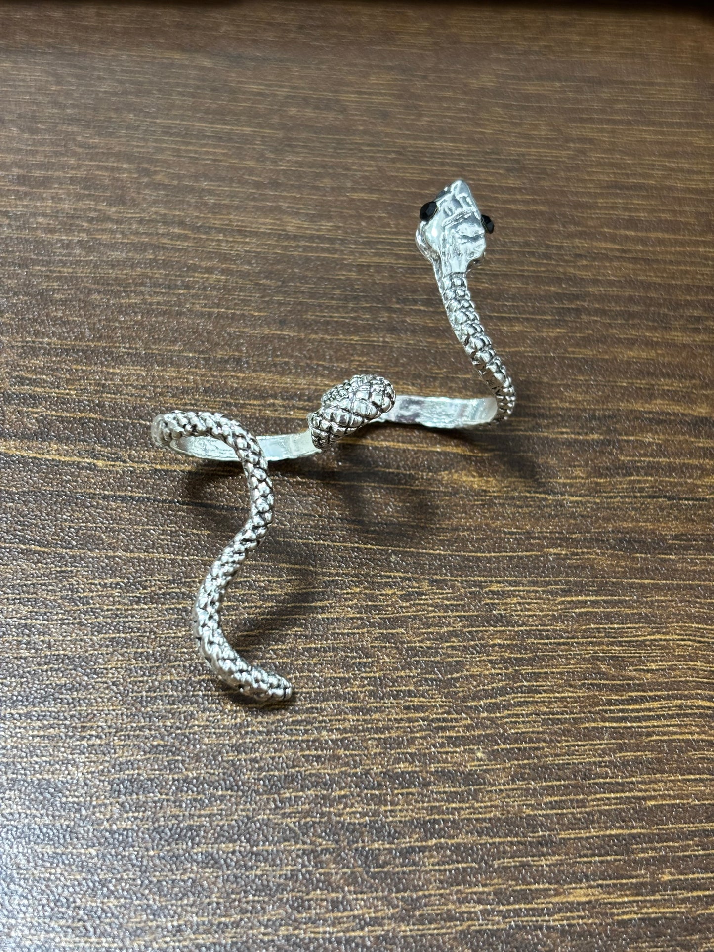 Schicke Designer-Ohrstecker mit Schlangenmotiv aus silbernem Metall