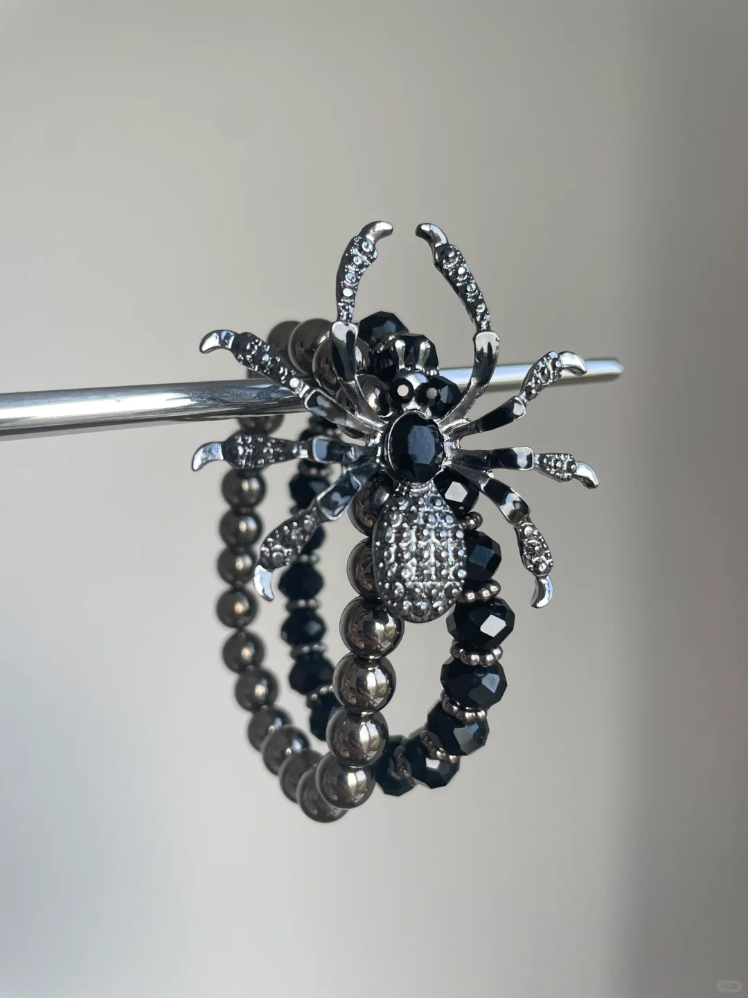 Schwarzes Armband mit Spinnenperlen und Strasssteinen