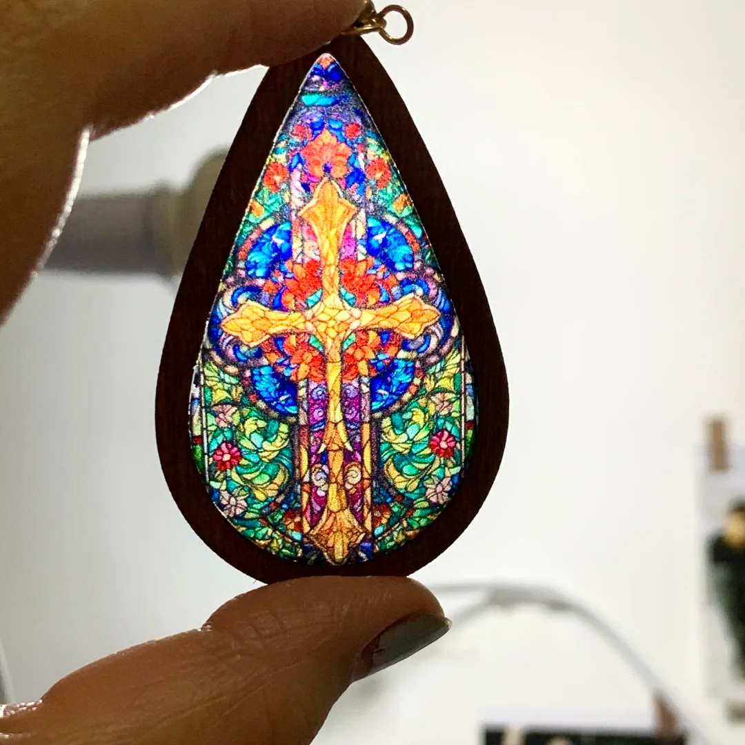 Ohrringe aus Acryl mit Fenster im Tropfen-Stil im Papierschnitt