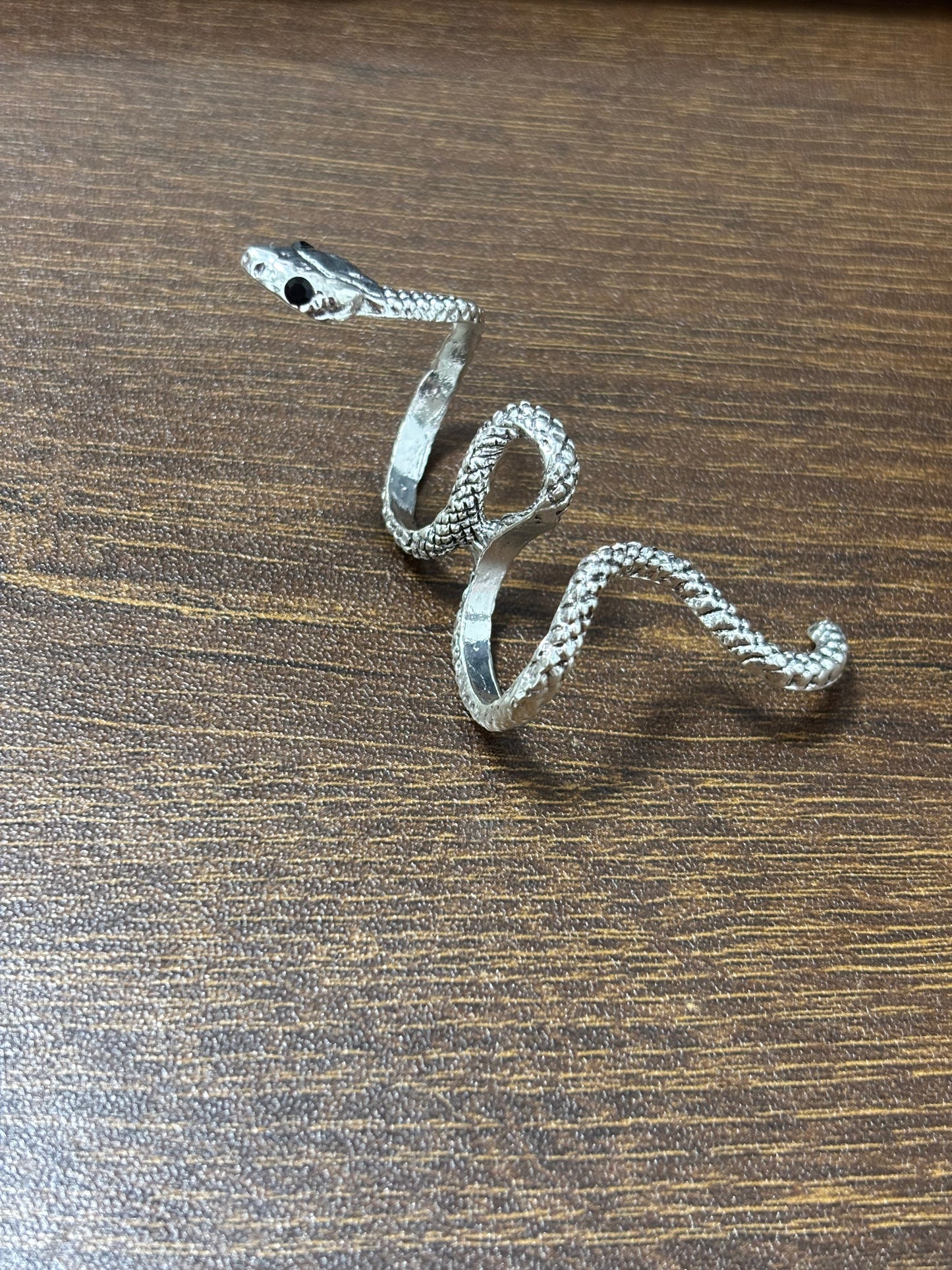 Schicke Designer-Ohrstecker mit Schlangenmotiv aus silbernem Metall