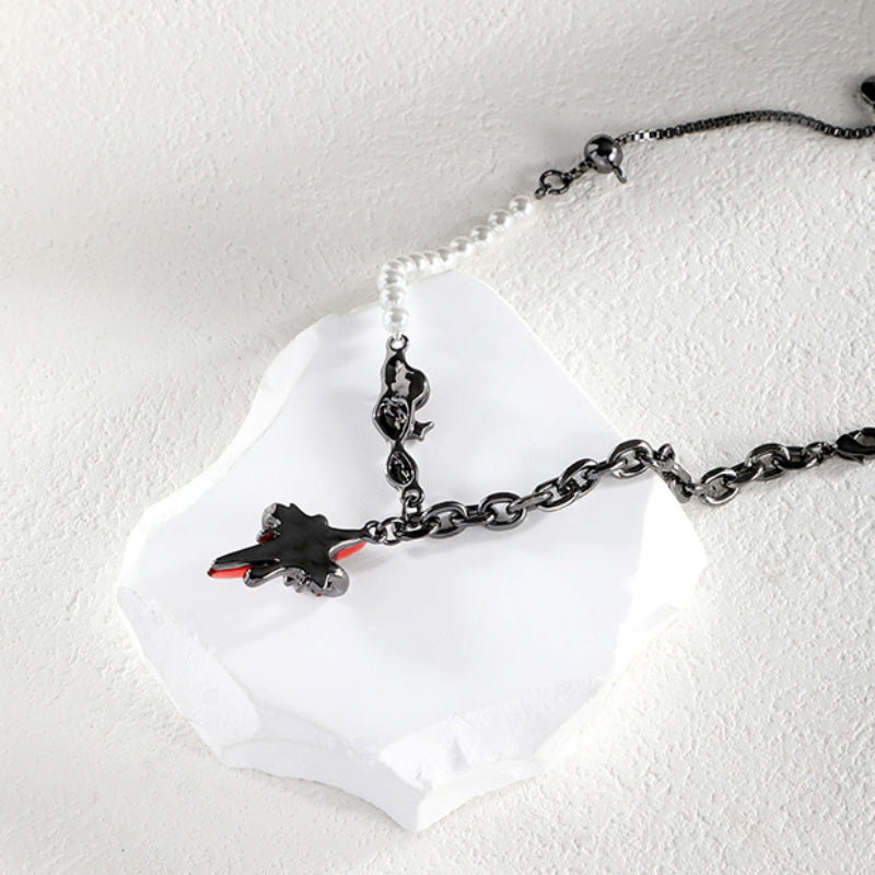 Armband mit weißen Perlen im Gothic-Stil mit blutigem Stern