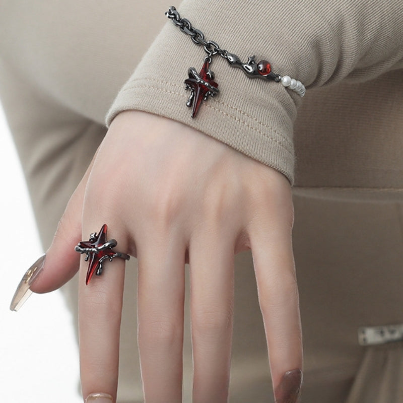 Armband mit weißen Perlen im Gothic-Stil mit blutigem Stern