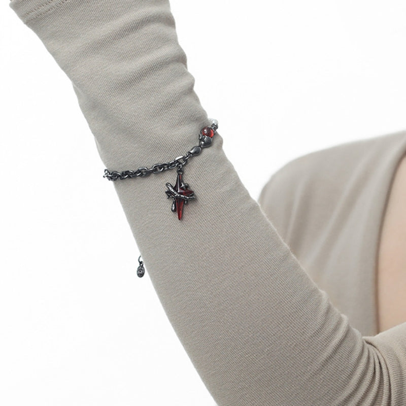Armband mit weißen Perlen im Gothic-Stil mit blutigem Stern