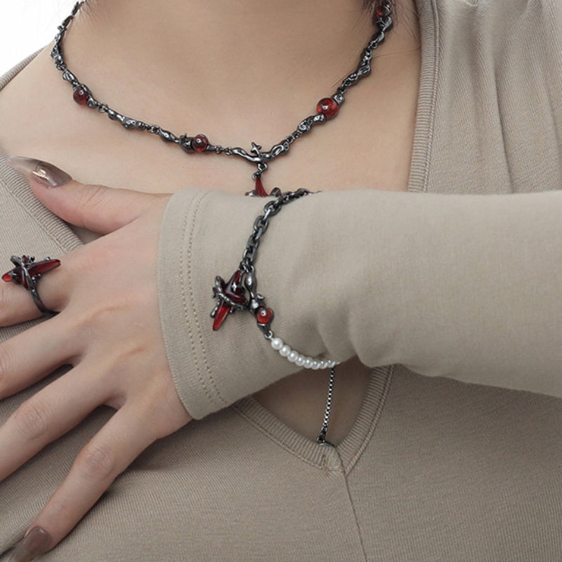 Armband mit weißen Perlen im Gothic-Stil mit blutigem Stern