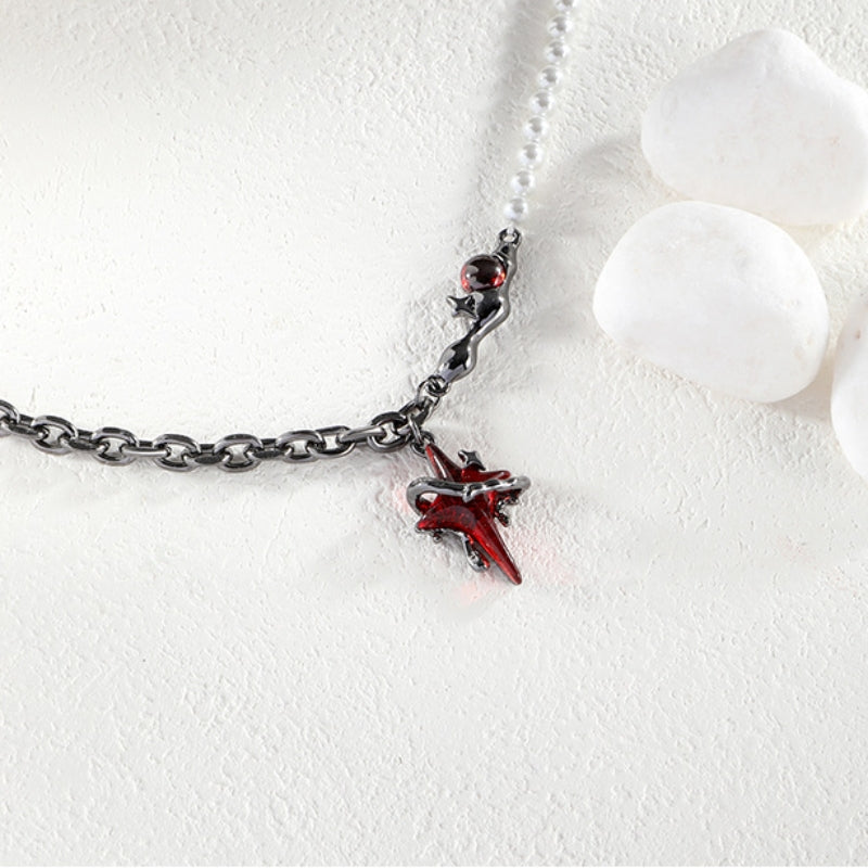 Armband mit weißen Perlen im Gothic-Stil mit blutigem Stern