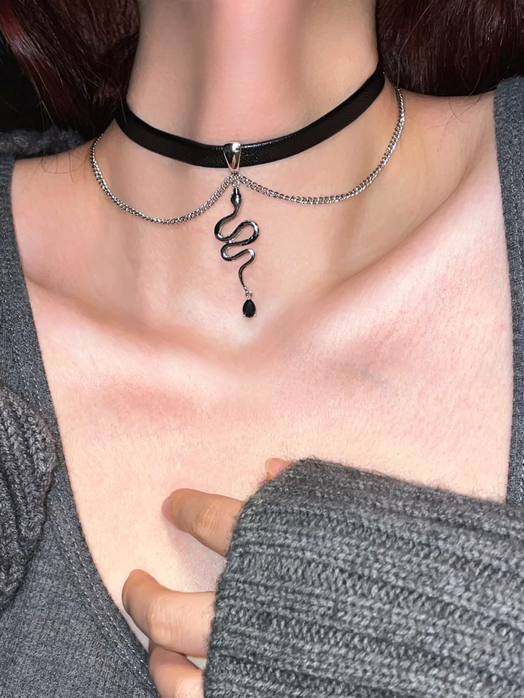 Schicke schwarze Chokerhalskette mit Schlangen-Quaste