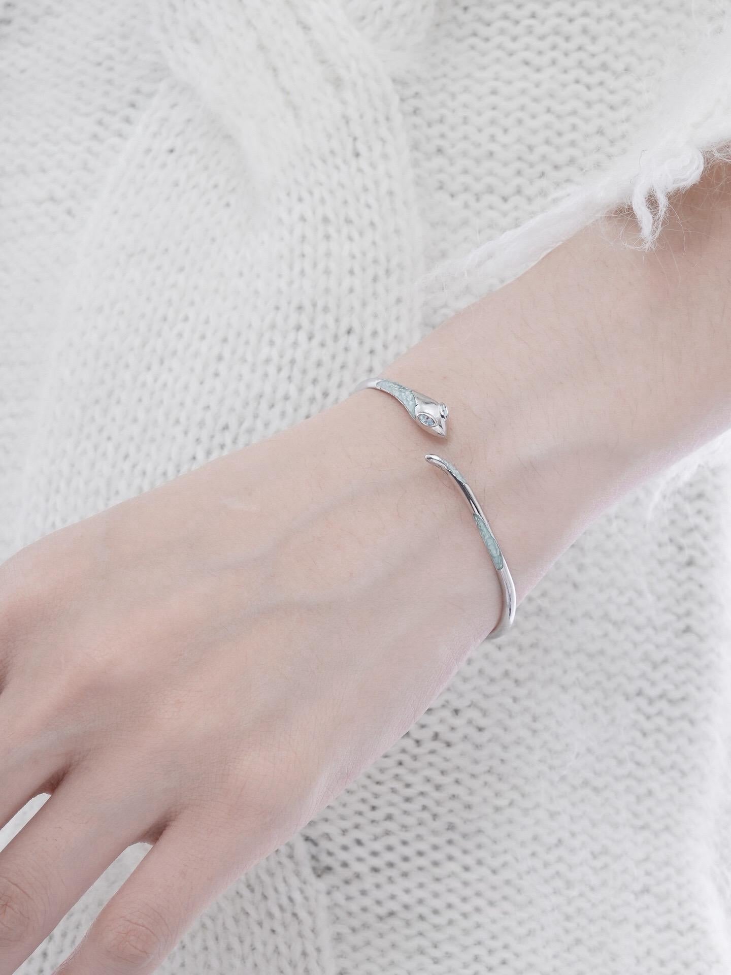 S925 Silber Schlichtes Designer Armband mit blauer Schlange