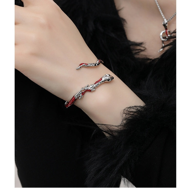 Designer-Armband mit roter Schlange